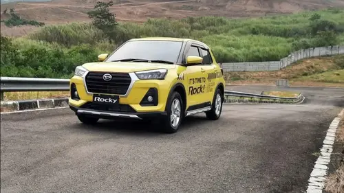 Suzuki Fronx Meluncur, Cek Lagi Harga Pesaingnya Toyota Raize dan Daihatsu Rocky