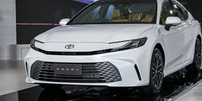 Intip Spesifikasi dan Harga Toyota New Camry HEV 2025