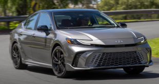 Sedan Hybrid Paling Ganteng? Intip Fitur dan Spesifikasi Toyota Camry 2025 XSE