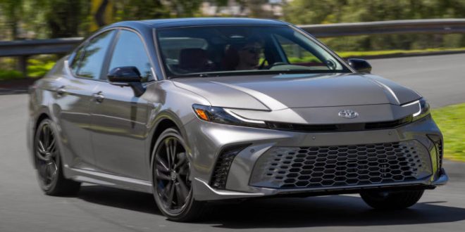 Sedan Hybrid Paling Ganteng? Intip Fitur dan Spesifikasi Toyota Camry 2025 XSE