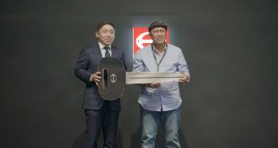 PT Jasa Berdikari Logistics Tbk Jadi Pembeli Pertama Hino 300 – 136 MDLR, Kunci Perdana Diserahkan di GIIAS 2025